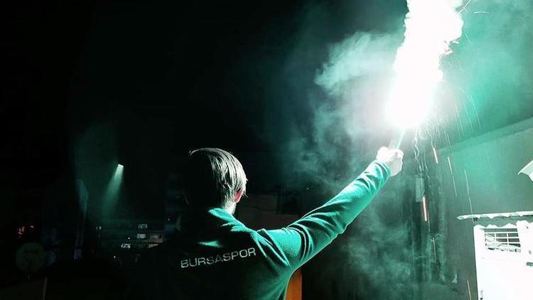 Bursaspor taraftarlarından sağlık çalışanlarına meşaleli destek