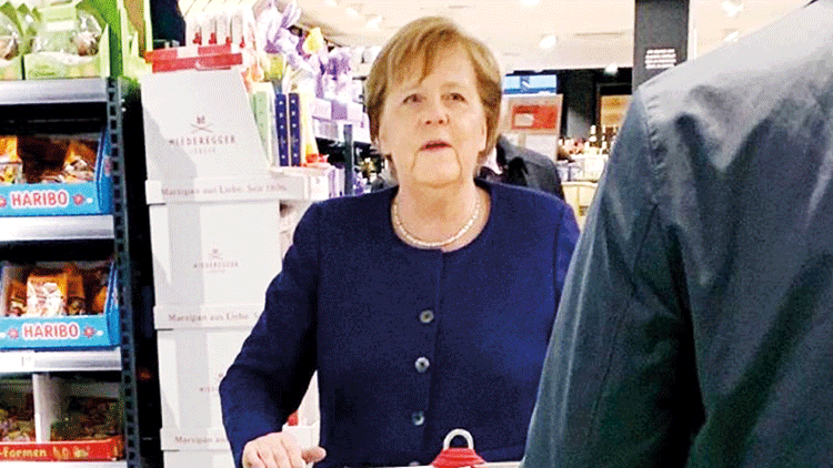 Stokçuluğu eleştiren Merkel alışverişe çıktı