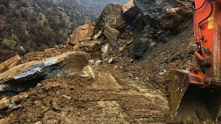 Heyelan nedeniyle kapanan köy yolu 4 günlük çalışmayla açıldı