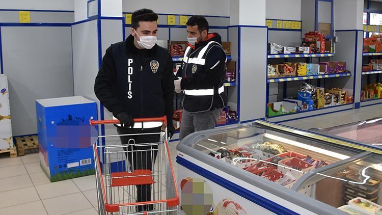 Evden çıkamayan vatandaşın market alışverişini polis yaptı