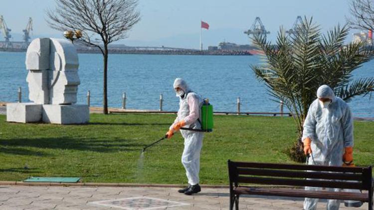 Zonguldakta evden çıkamayanların ihtiyaçları karşılanıyor, yollar deniz suyuyla yıkanıyor