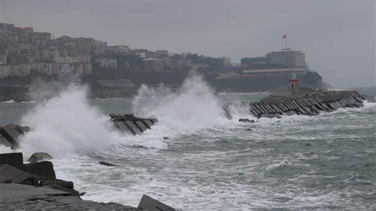 Zonguldakta rüzgar nedeniyle dalgalar mendireği aştı