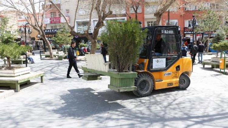 Niğdede, koronavirüs tedbirleri kapsamında banklar kaldırıldı