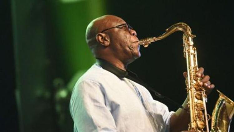 Efsane saksofon sanatçısı Emmanuel NDjoke Dibango, corona virüs nedeniyle hayatını kaybetti