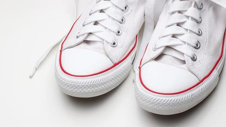 Beyaz spor ayakkabınızı böyle temizleyin, ilk günkü gibi olacak