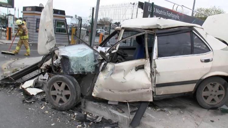 Bakırköyde otomobil önündeki minibüse çarptı; 1i ağır 3 yaralı