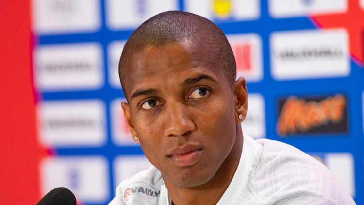 Ashley Young, koronavirüs tecrübelerini paylaştı Süpermarketler sakin...