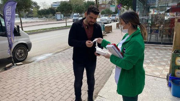Ceyhan Belediyesi ‘derman ekipleri’ maske ve eldiven dağıttı