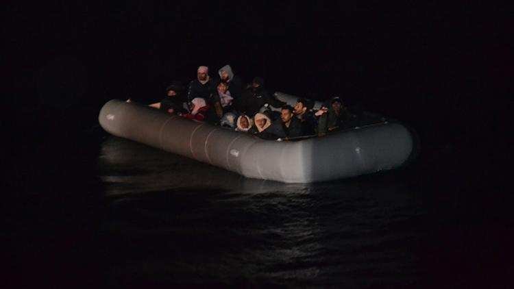 İzmirde lastik botta sürüklenen 24 sığınmacı kurtarıldı