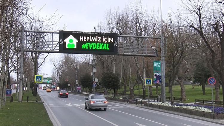 İstanbulda trafik tabelalarında Evde Kal uyarısı