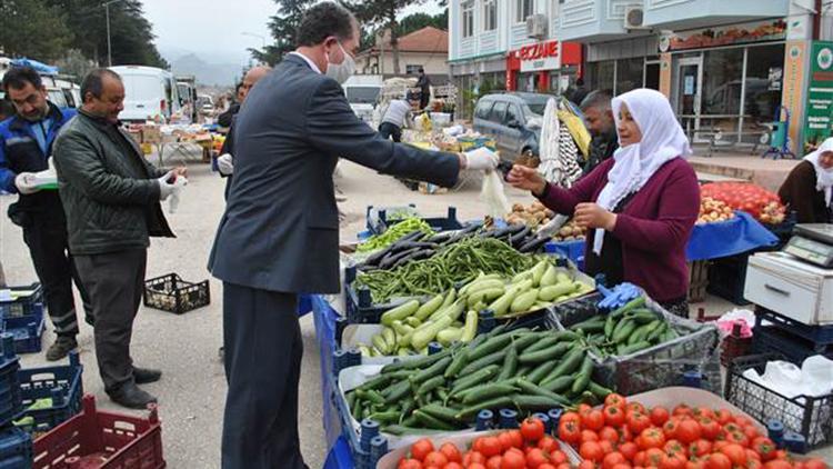 Pazarcı esnafına eldiven ve broşür dağıtıldı