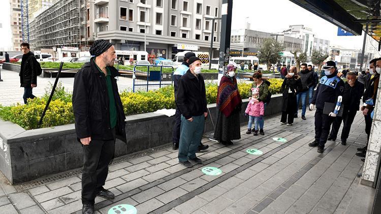 Esenyurtta iş yerlerinin önüne sosyal mesafeni koru çıkartmaları yapıştırıldı