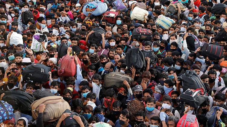 Hindistanda binlerce kişinin terminalde bir arada beklemesi endişeye yol açtı