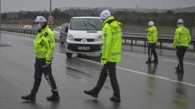 Görüntüler İstanbuldan... Polis tek tek durdurup kontrol ediyor