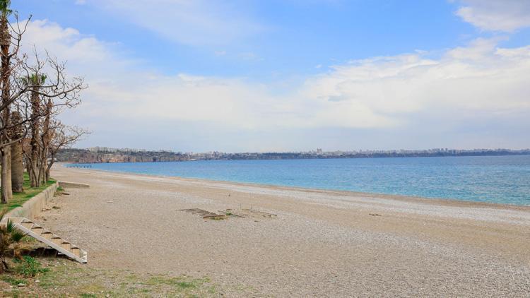 Dünyaca ünlü Konyaaltı Sahili boş kaldı