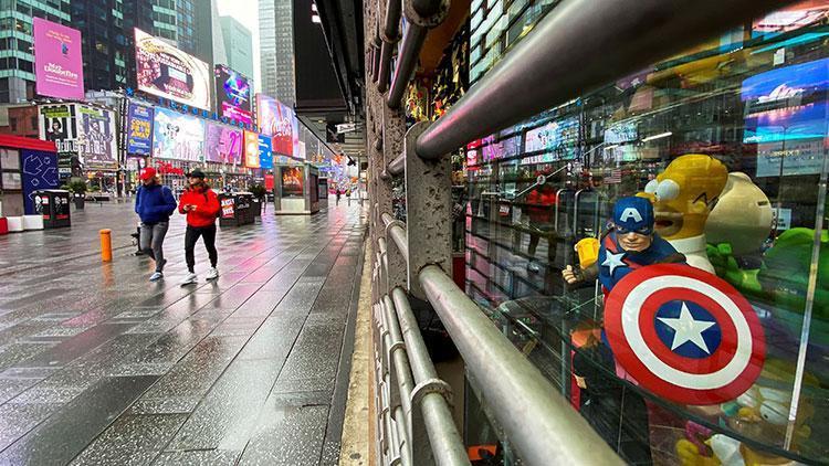 New Yorkta mağazalar yağmaya karşı vitrinlerini plakalarla kapattı