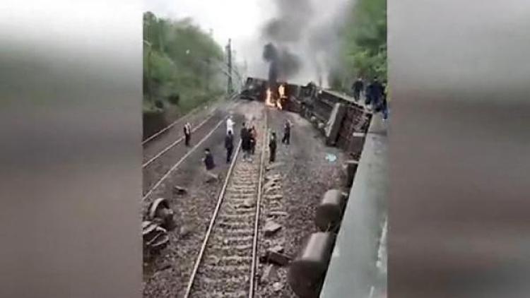 Çin’de yolcu treni raydan çıktı: 1 ölü, 20 yaralı