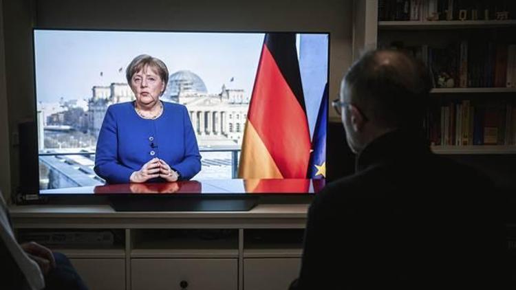 Telefonu Merkelin yüzüne kapattı Başbakanlık arayınca...
