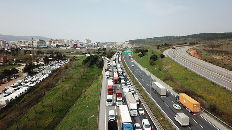 Son dakika haberi... Corona Virüs denetimi İstanbul giriş ve çıkışında polis tüm araçları durdurdu: Kilometrelerce kuyruk