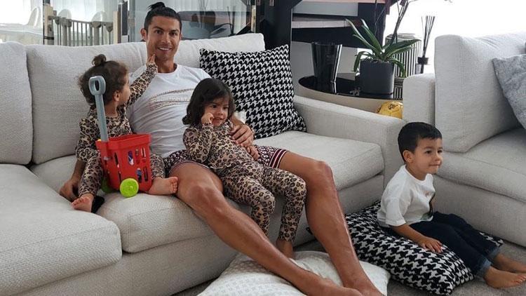Cristiano Ronaldodan Evde Kal paylaşımı