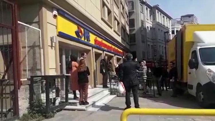 Postanenin ilaçlanmak için kapatılmasına kızan şahıs ortalığı birbirine kattı