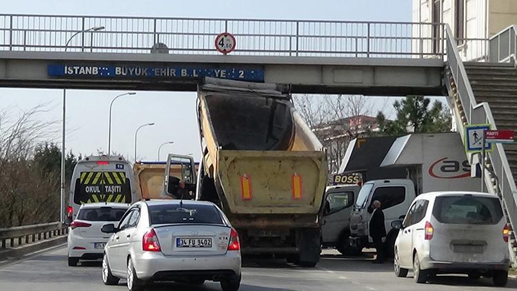 Damperi bozuk olan kamyon üst geçide takıldı