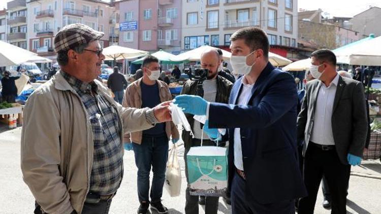 Başkan Ercengiz pazarda maske dağıttı