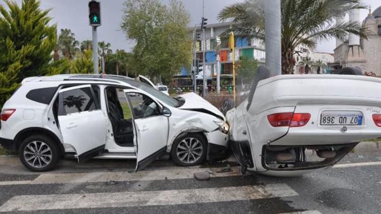 Sivil polis aracı ile otomobil çarpıştı: 2si polis 3 yaralı