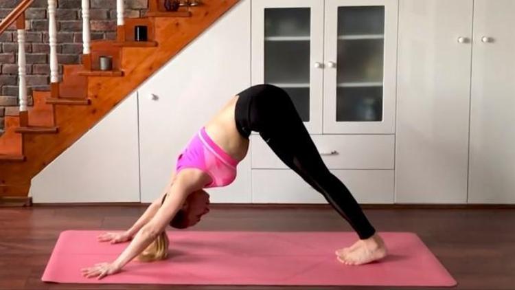 Evde Yapabileceğiniz Kolay Yoga Akışı 