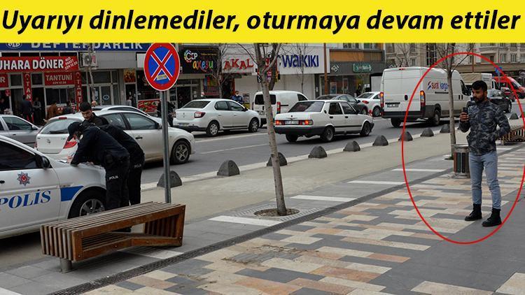 Uyarıya rağmen bankta yan yana oturunca ceza yazıldı, görüntüleyince gözaltına alındı