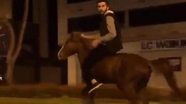 Tramvay yolunda atla yolculuk yapan kişi: At beni kaçırdı