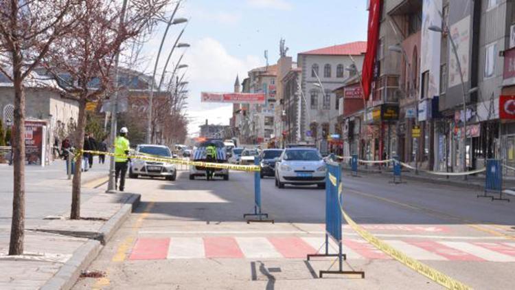 Erzurumun en işlek caddesine şeritli koronavirüs önlemi