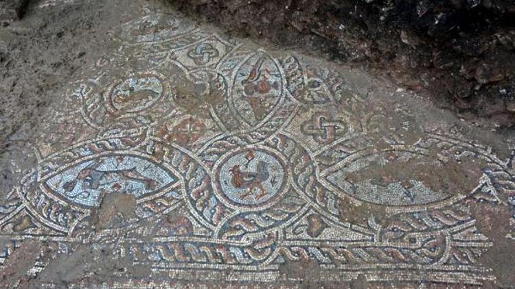 Sidede inşaat kazısında Roma dönemine ait mozaikler bulundu