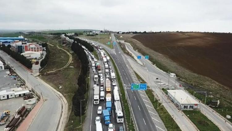 İstanbula giriş ve çıkışta Corona Virüs denetimi... Kilometrelerce kuyruk oluştu