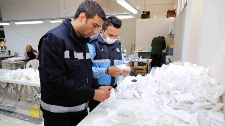 İzmirde izinsiz maske üretilen iş yerine baskın