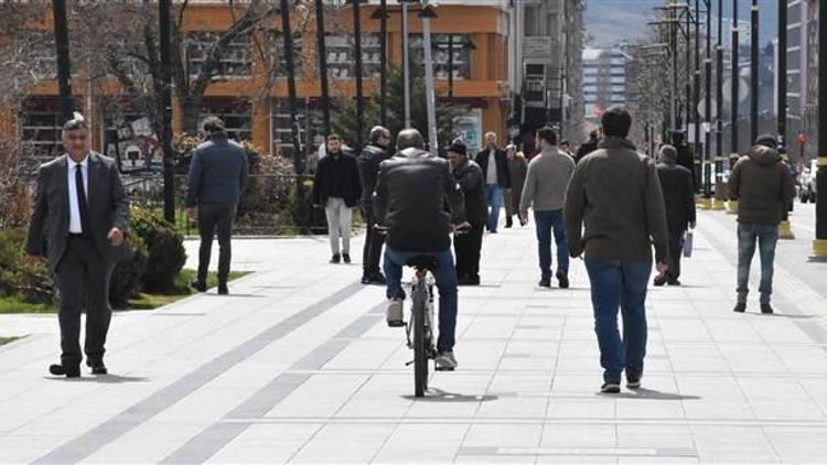 Suşehrinde Corona Virüs önlemi 3 kişinin yan yana yürümesi yasak