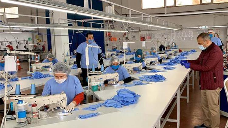 Tuncelide tekstil atölyesi vatandaşlara ücretsiz maske dağıtmak için üretime başladı