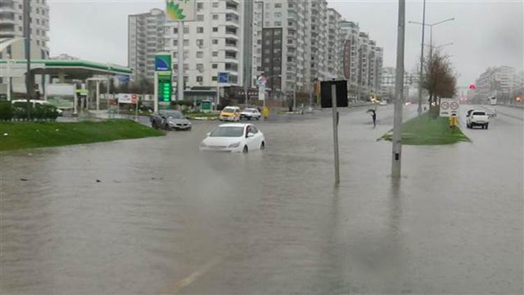 Diyarbakırda sular altında kalan araçlar çekici yardımıyla kurtarıldı