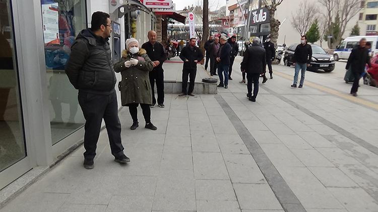 Tokatta polisten vatandaşa sosyal mesafe uyarısı