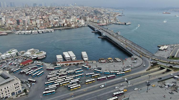 Duraklar, meydanlar boş kaldı...Eminönü ve Karaköyde son durum havadan fotoğraflandı