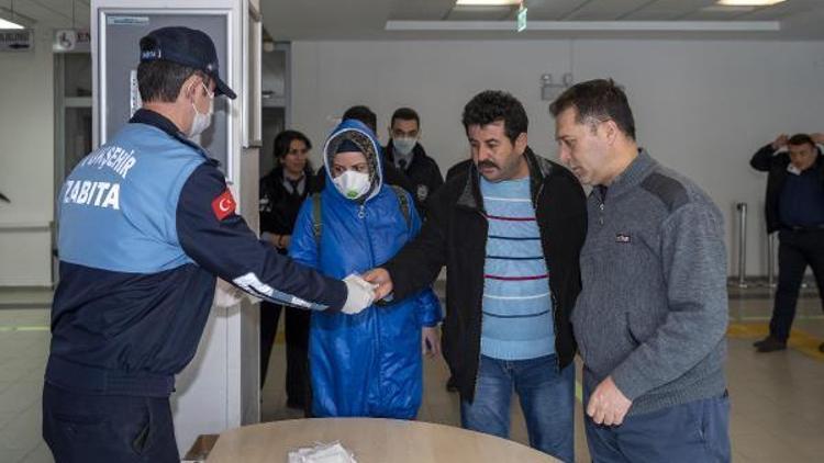Büyükşehir zabıtası hastanelerde maske dağıttı