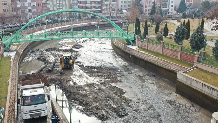 Eskişehir’de Porsuk Çayı’ndan 65 bin ton çamur çıkarıldı