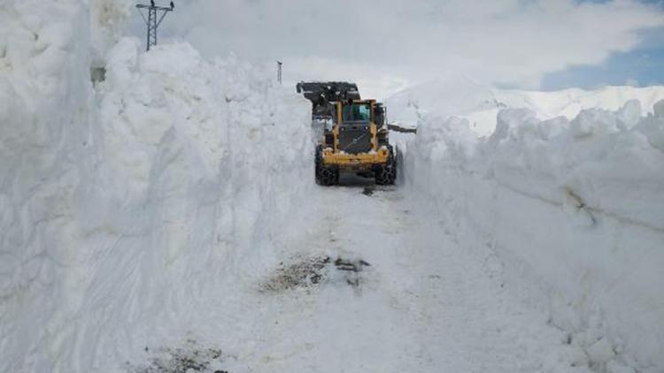 Yüksekovada askeri üs bölgesinin yolu, kardan kapandı