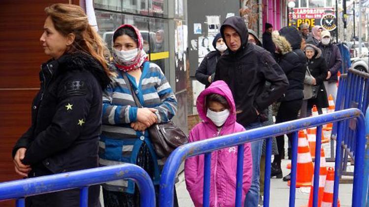 Avcılardaki PTT önüne bariyerli önlem alındı, sosyal mesafeye uyuldu