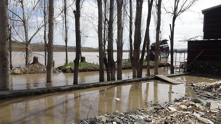 Dicle Nehri kıyısında bulunan kafeler sular altında kaldı