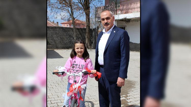 Fuat Oktay, kampanyaya bağış yapan Hilale bisiklet hediye etti
