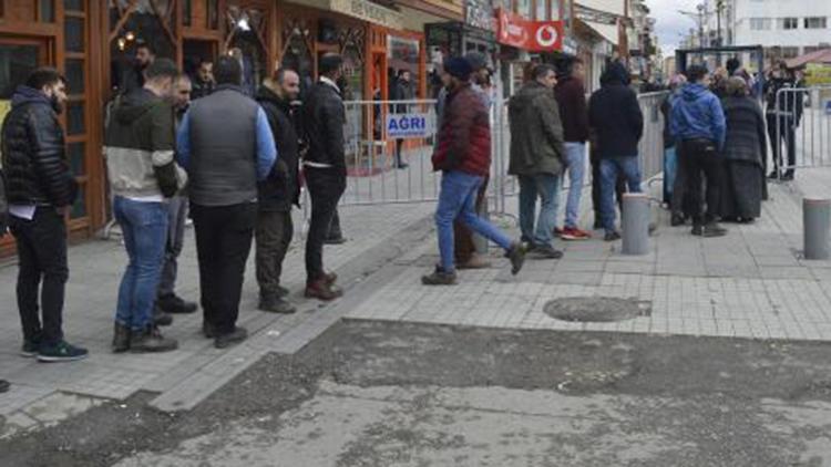 Cadde girişinde ateş ölçüm kuyruğu