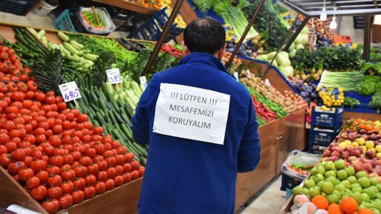 Manav reyonu görevlisinden sırt yazılı sosyal mesafe uyarısı