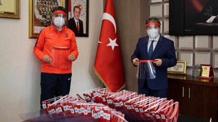 Gençlik merkezinde üretilen siperlik maskeler teslim edildi