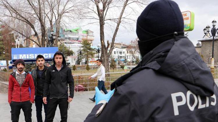 Erzurumda 2 kişiden fazla bir arada yürüyenleri polis uyardı